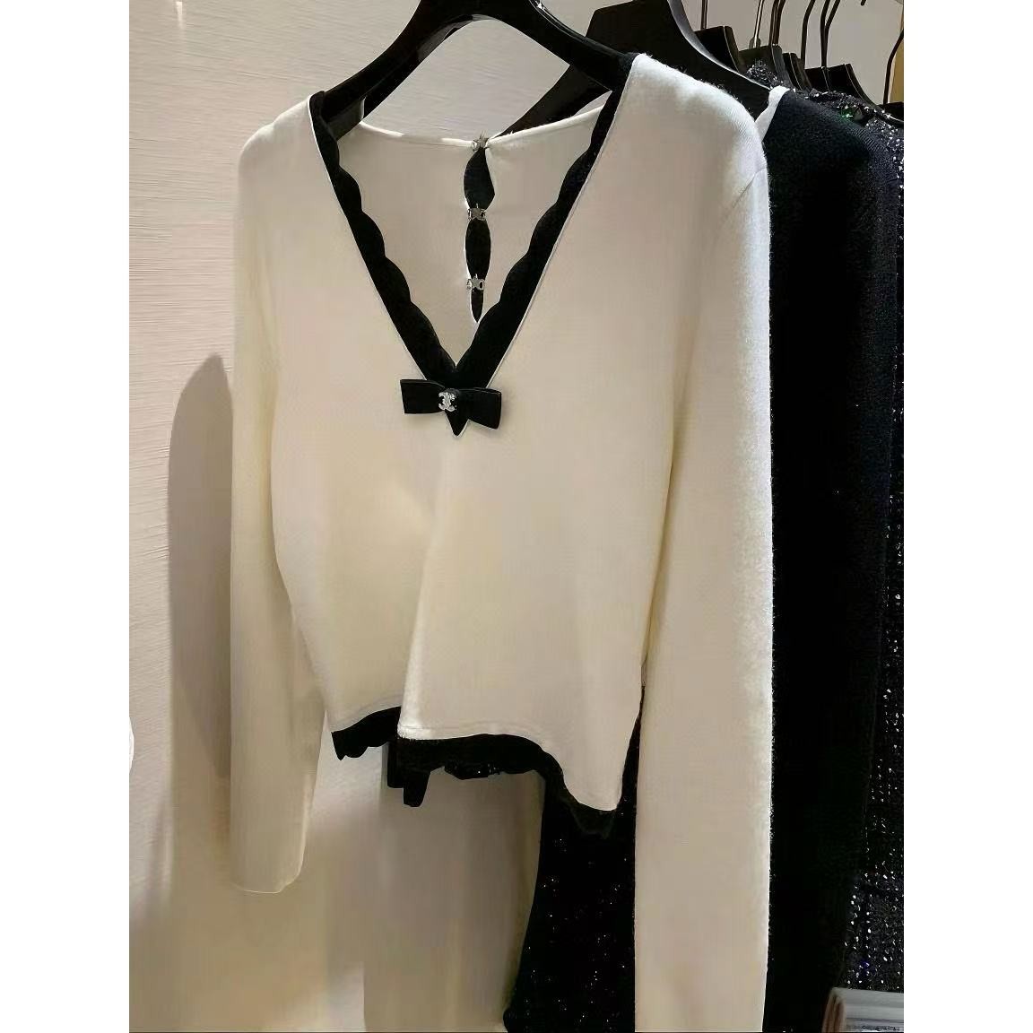 25秋冬设计感撞色波浪边v领星星针织打底