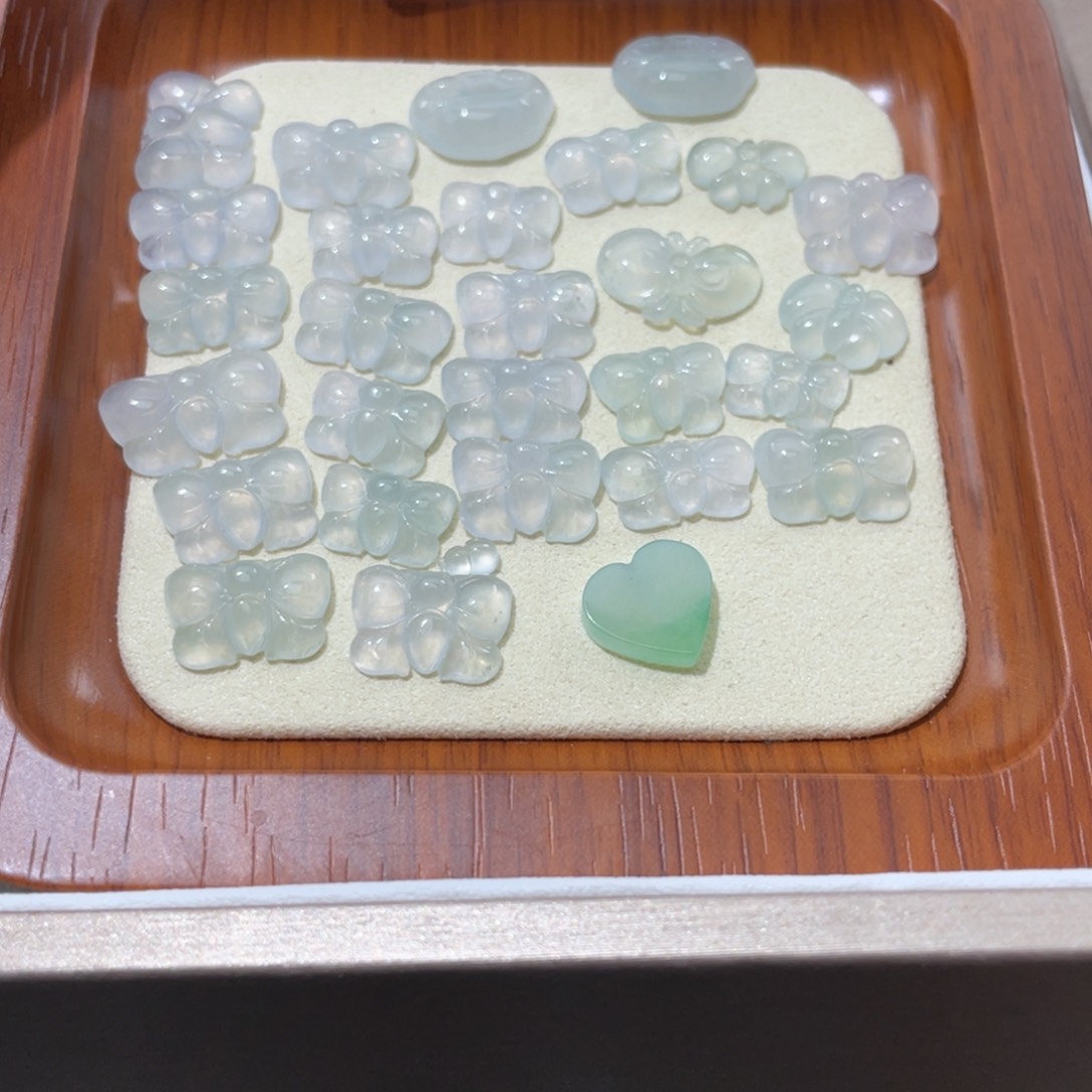 翡翠未镶嵌颈饰标价为准可挑