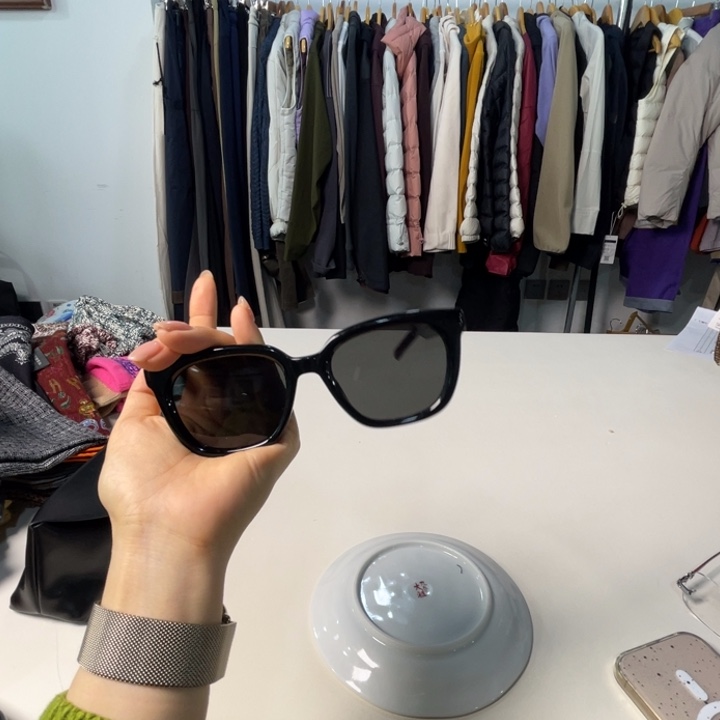 瓷片黑色。。。。。。。。。。。。。。。。