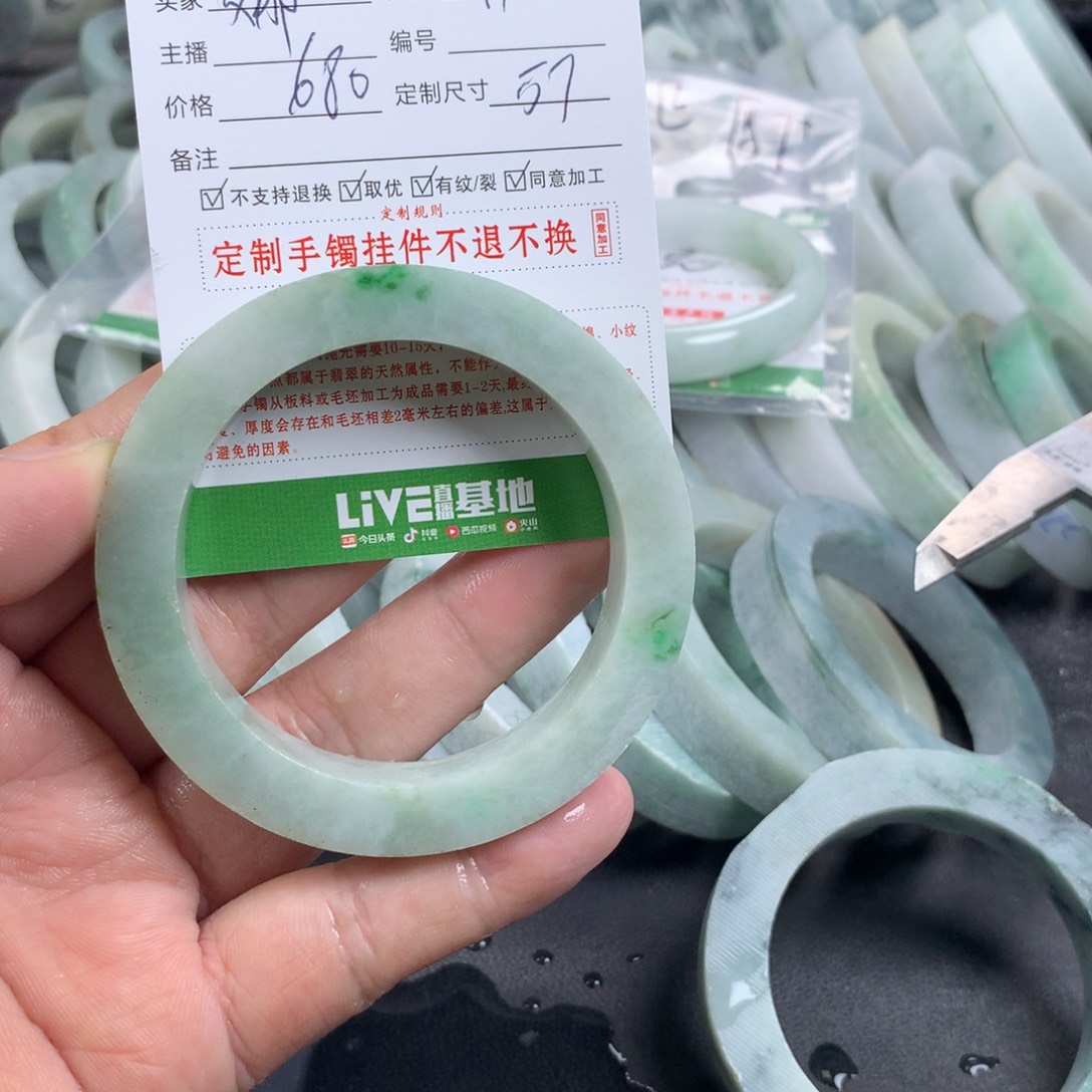 娜***j定制翡翠未镶嵌手镯