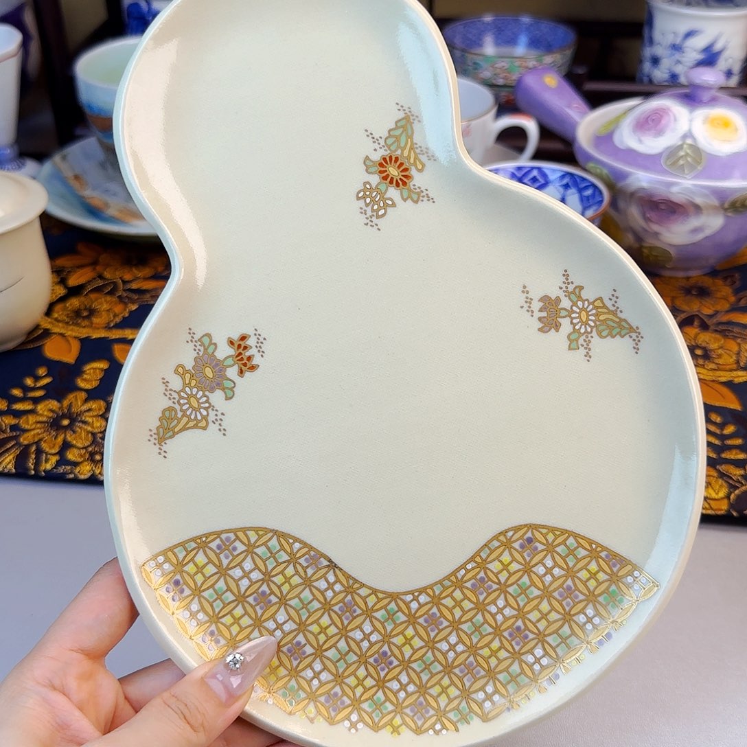 他家茶具瓷器真美！