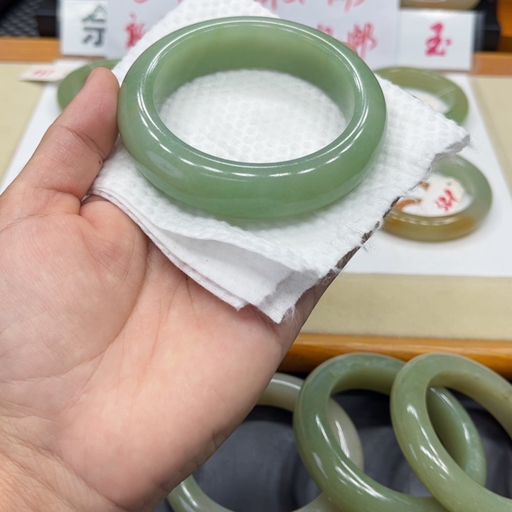 未镶嵌手镯石英质玉名*