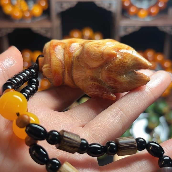 琥珀木手把件抓钱猪爪