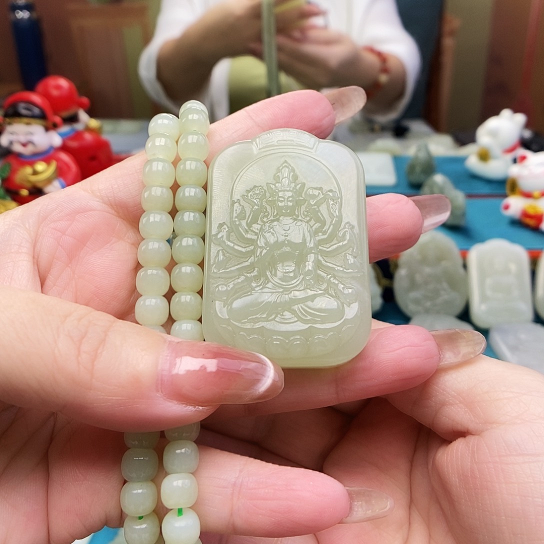 和田玉未镶嵌颈饰与**老