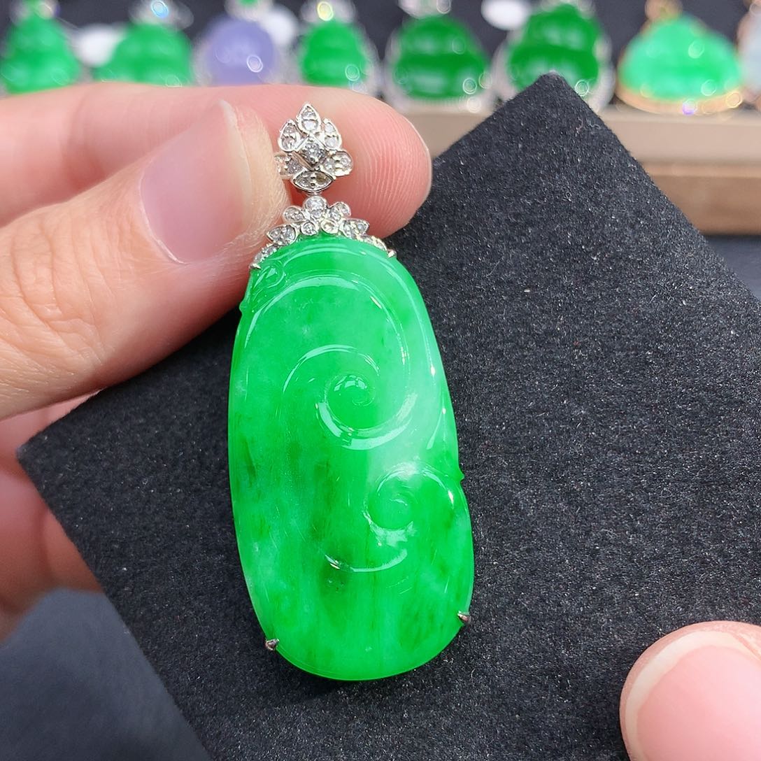 翡翠18K金镶嵌颈饰