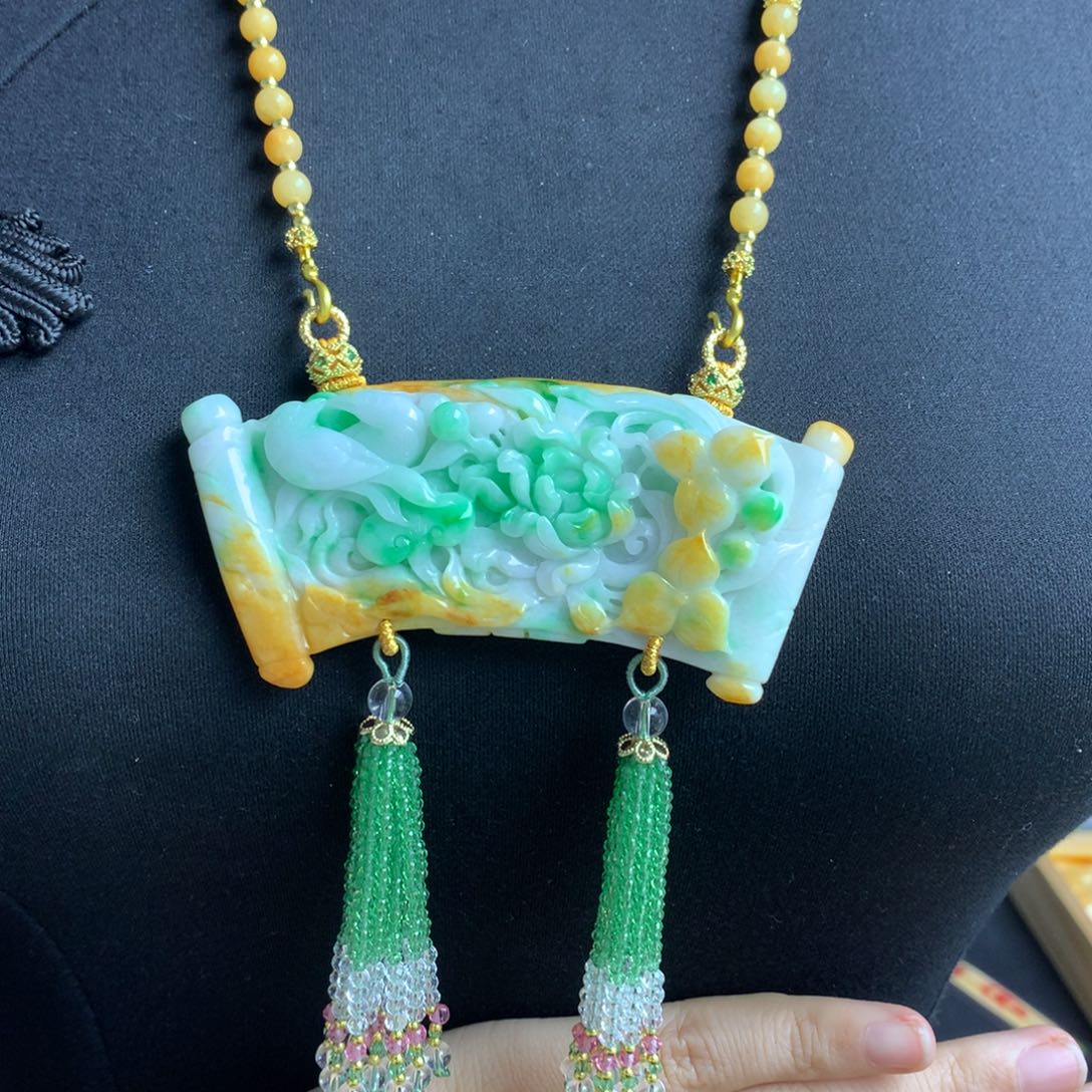 翡翠颈饰未镶嵌翡翠