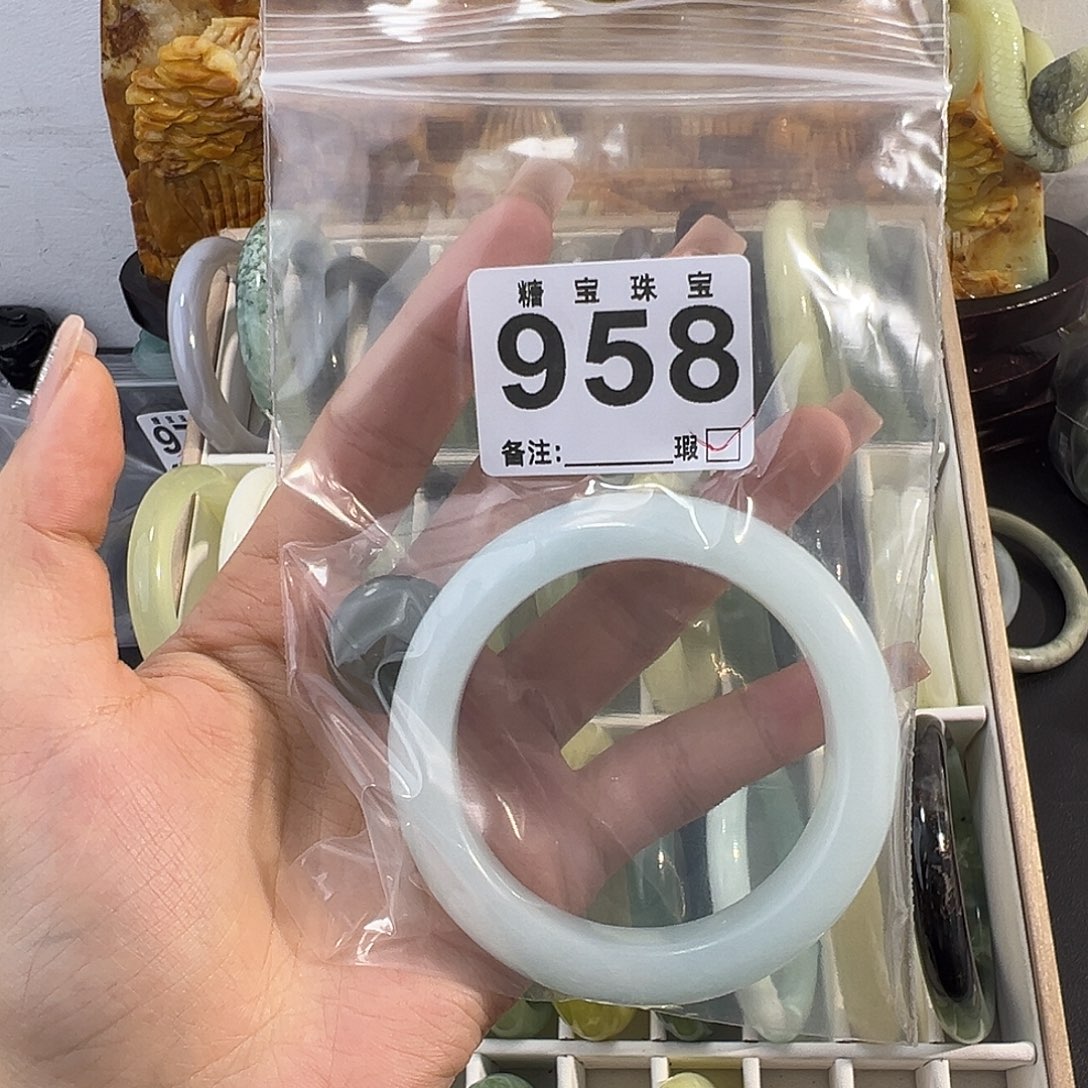 但***笑蛇纹石玉未镶嵌手镯