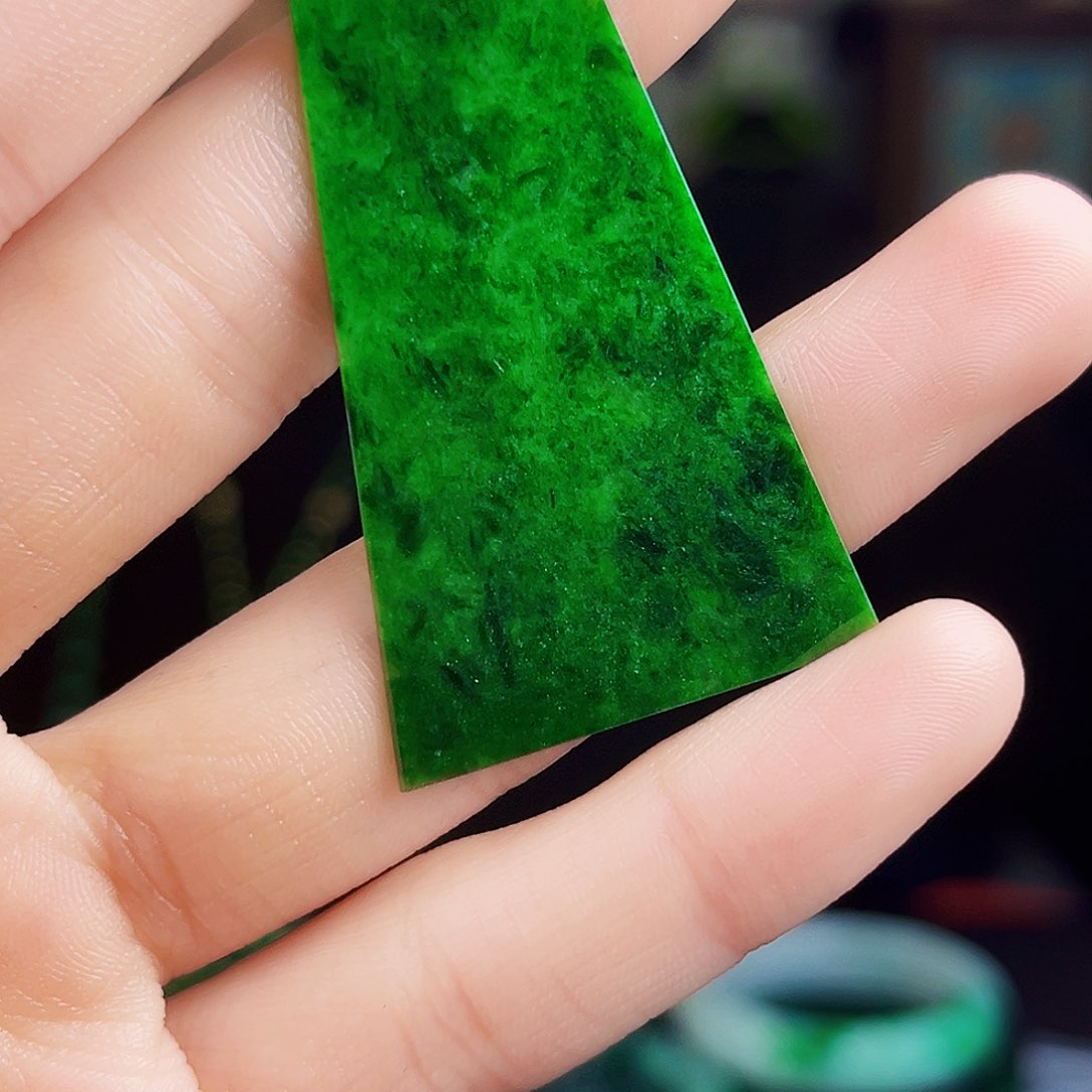 颈饰18K金镶嵌翡翠多样性