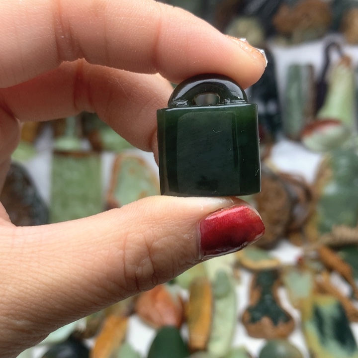 透闪石质玉挂件未镶嵌