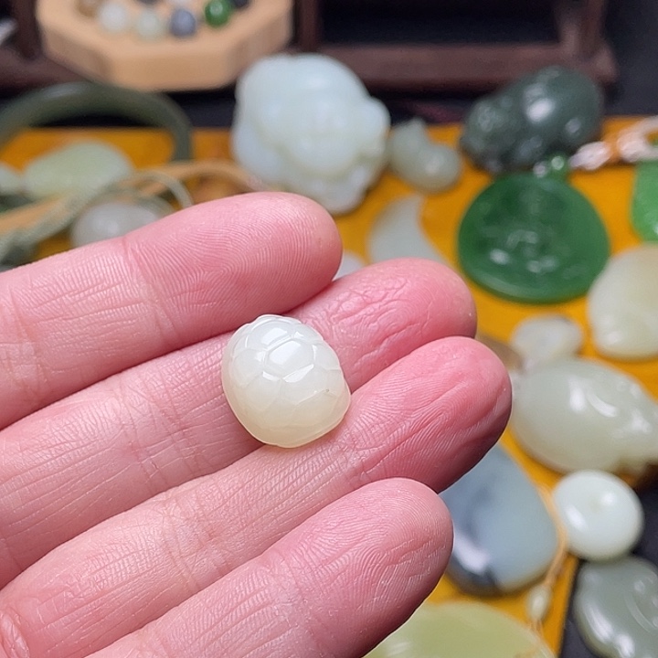 皮***仔和田玉未镶嵌颈饰