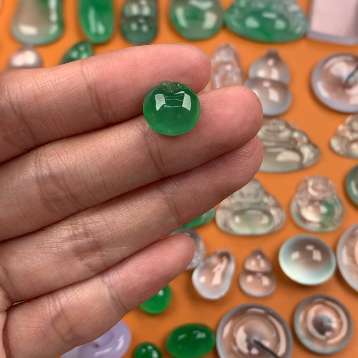 翡翠挂件未镶嵌…