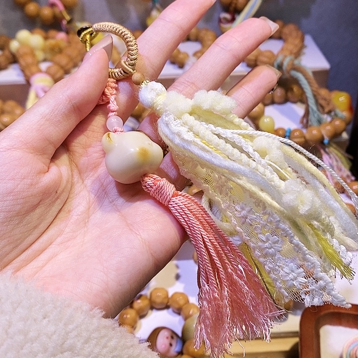 约***只猴头核桃手串黄色流苏加粉色流苏