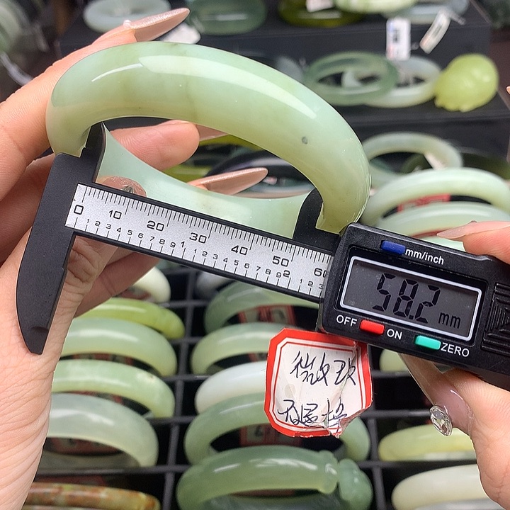 蛇纹石玉手镯未镶嵌625