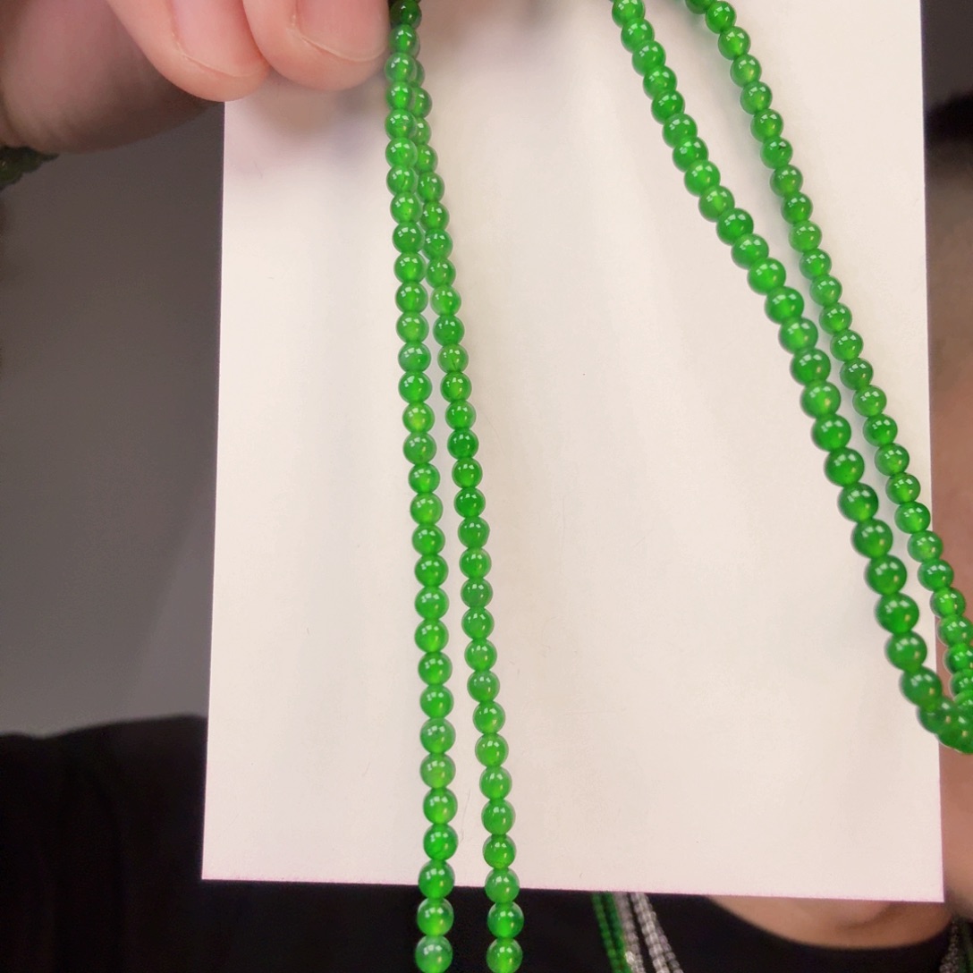 翡翠未镶嵌颈饰一件