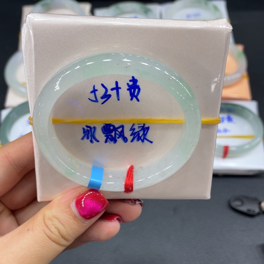 翡翠手镯未镶嵌缅甸天然翡翠手镯
