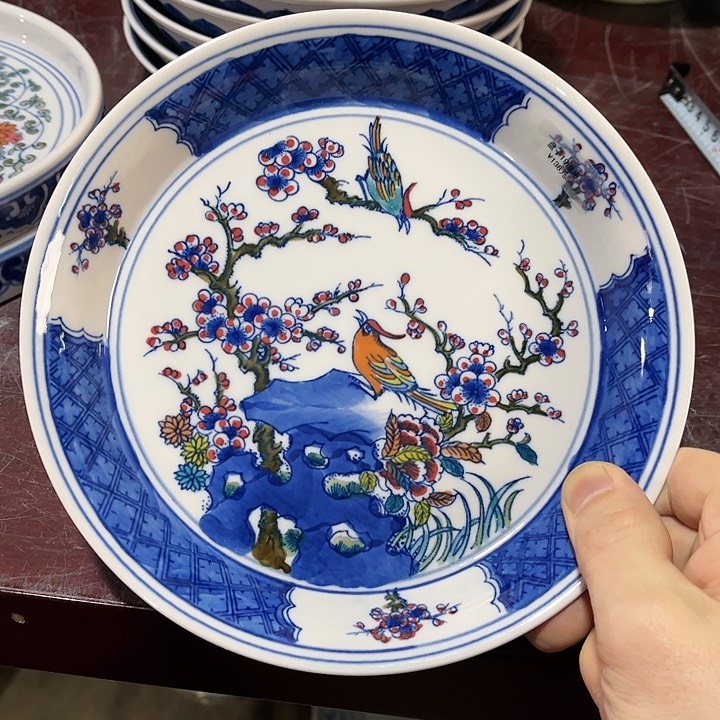 瓷片///////直径19厘米。红。