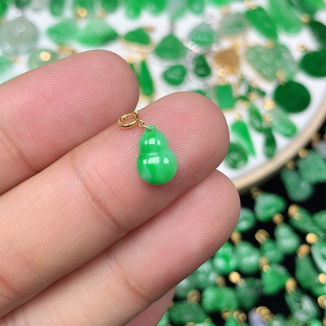 翡翠配石18K金扣 小巧精美飘阳绿小葫芦