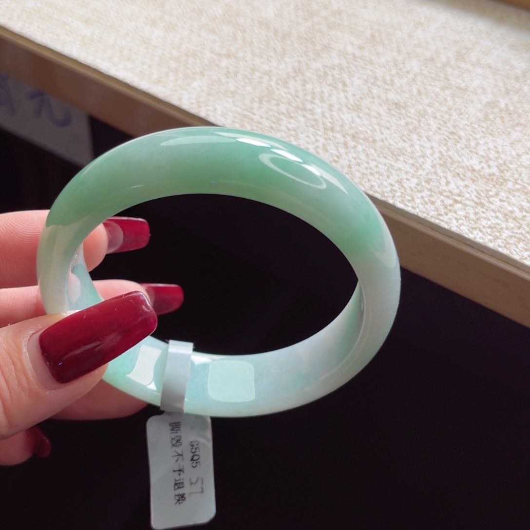 翡翠手镯未镶嵌手镯