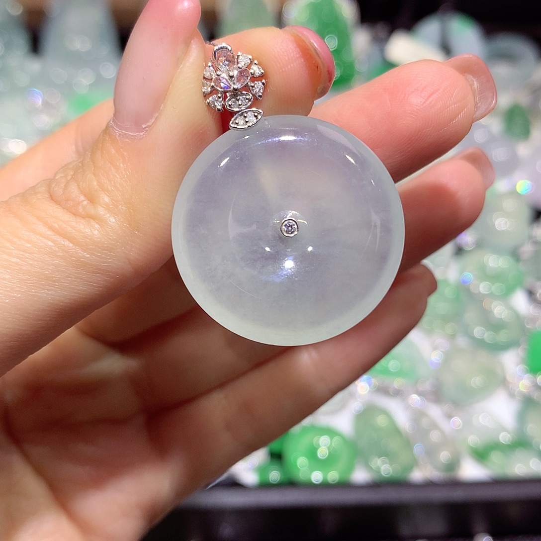 翡翠18K金镶嵌颈饰扣