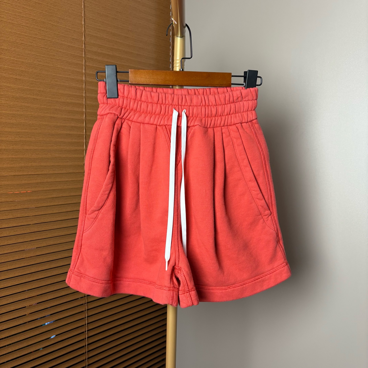 99新 MIU MIU/缪缪 tt8 红色logo印花抽绳短裤 38码 205194纯色