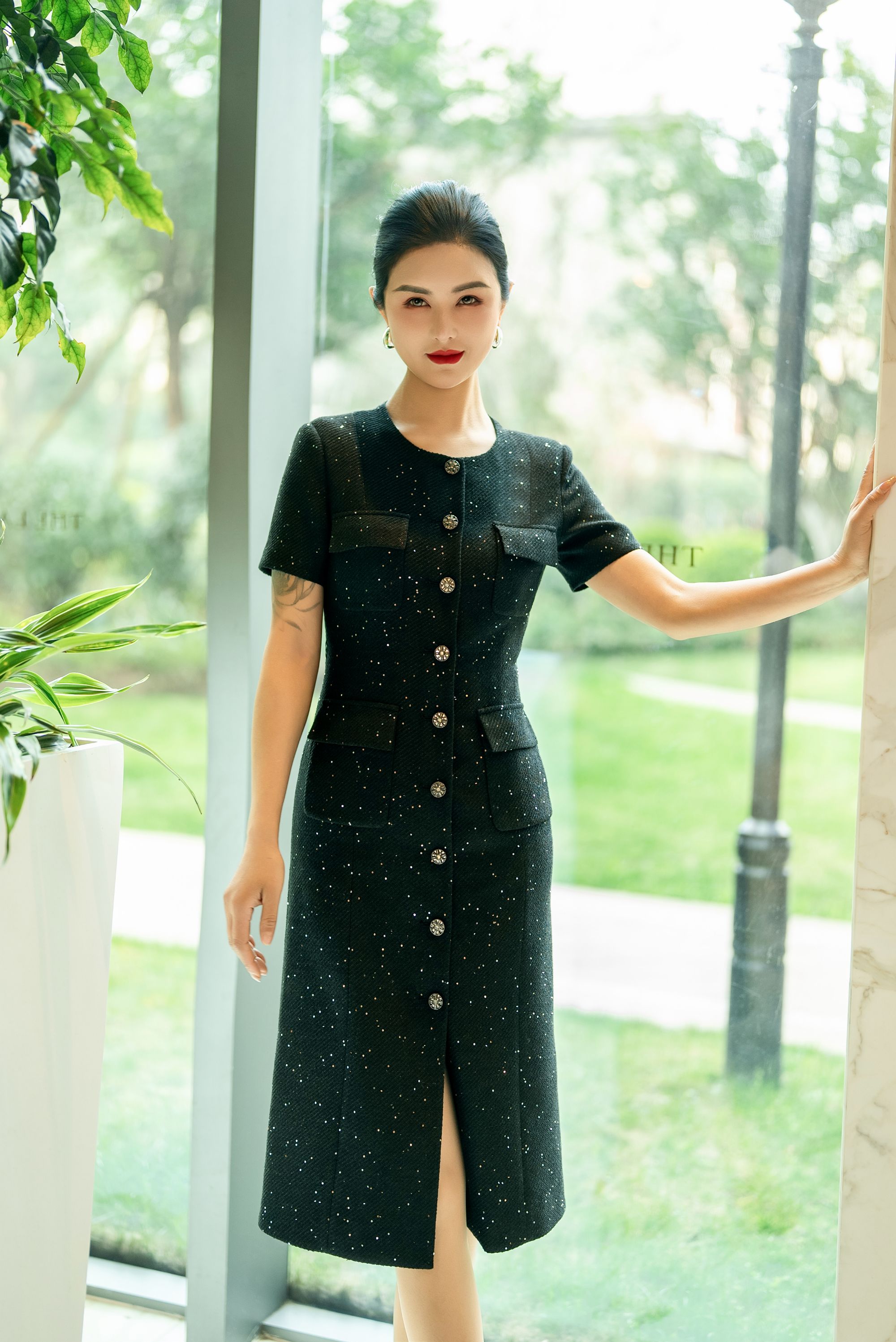 剀剀莉（星河）夏季醋酸桑蚕丝莱赛尔绵羊毛混纺黑色圆领小香连衣裙