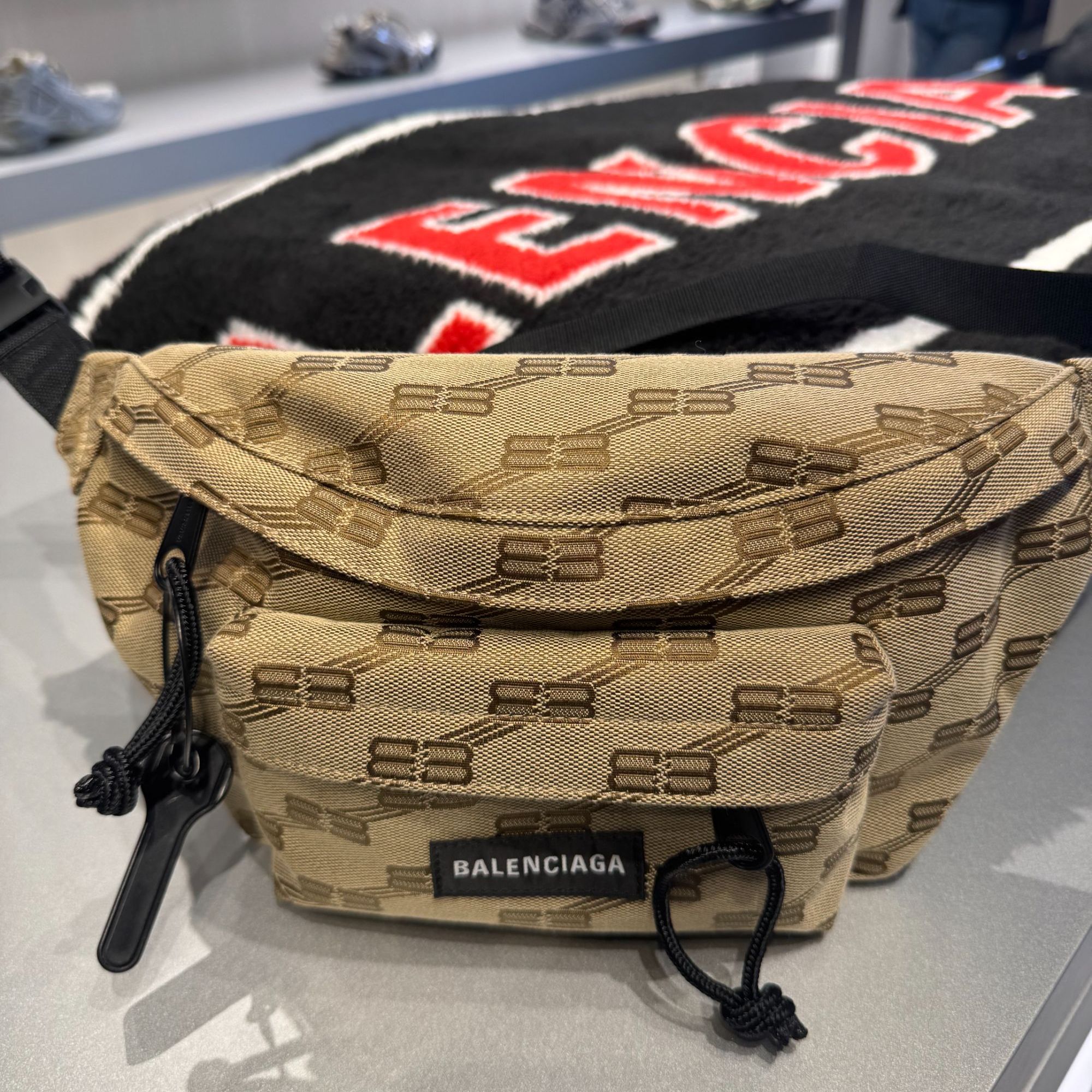 【巴黎直邮】Balenciaga巴黎世家男款老花logo拉链开合腰包 713042