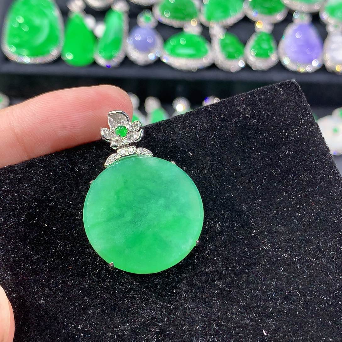 翡翠18K金镶嵌颈饰