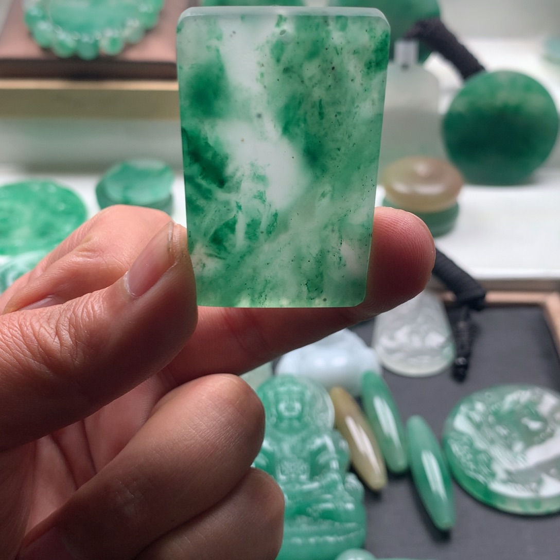 石英质玉（非洲翠）未镶嵌颈饰