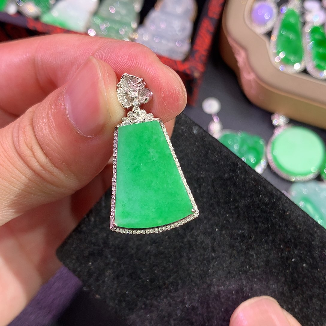 翡翠吊坠(赠链)18K金镶嵌