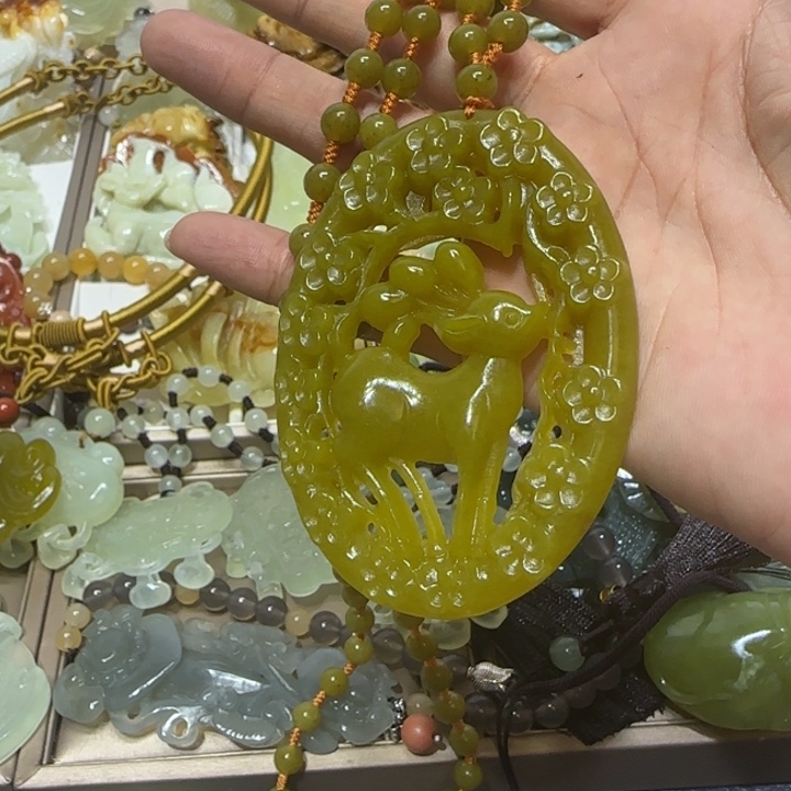 蛇纹石玉吊坠未镶嵌