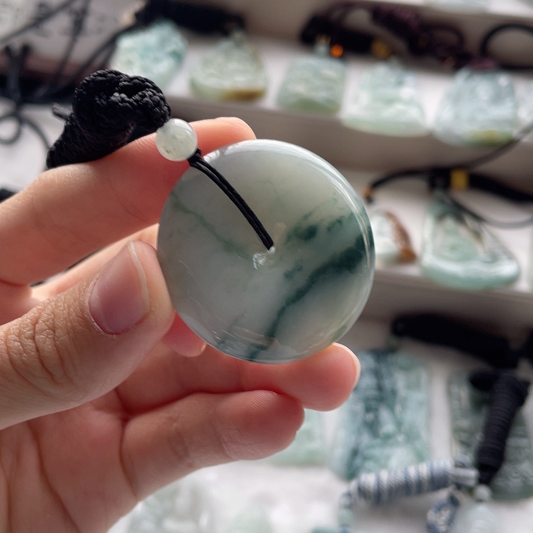 翡翠未镶嵌颈饰平安扣