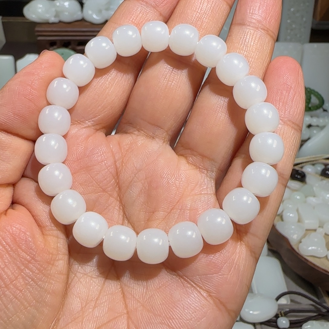 浩***穹和田玉未镶嵌颈饰