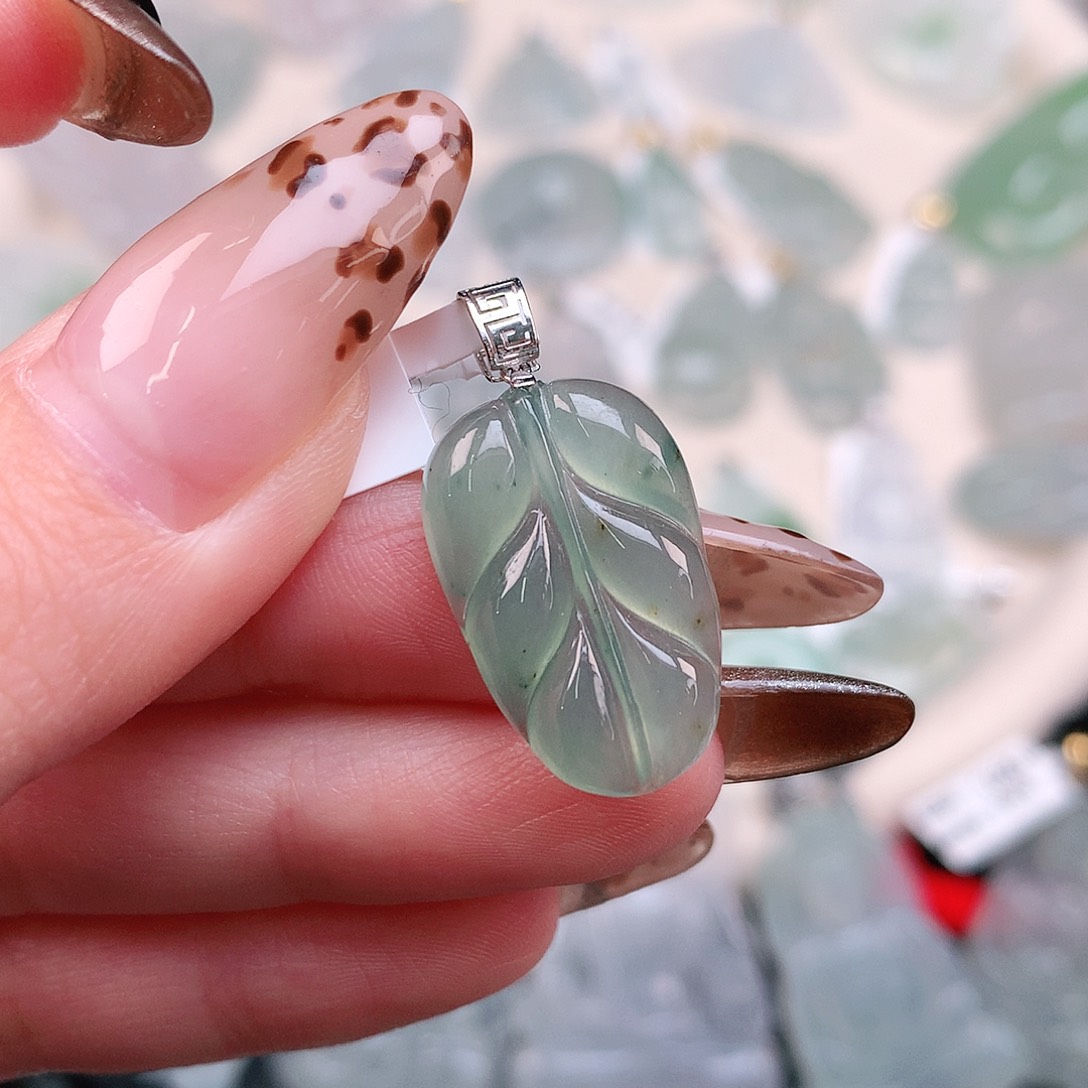 翡翠颈饰18K金镶嵌绿叶子27.7、21.7、14、3.5