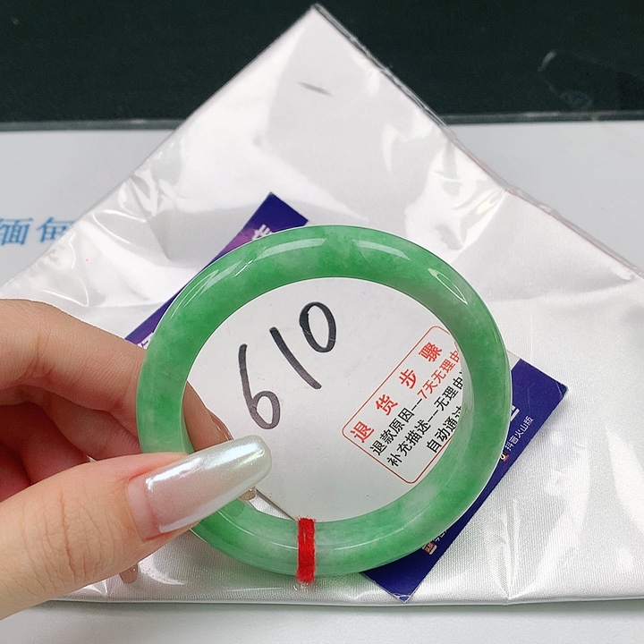 翡翠手镯未镶嵌翡翠手镯