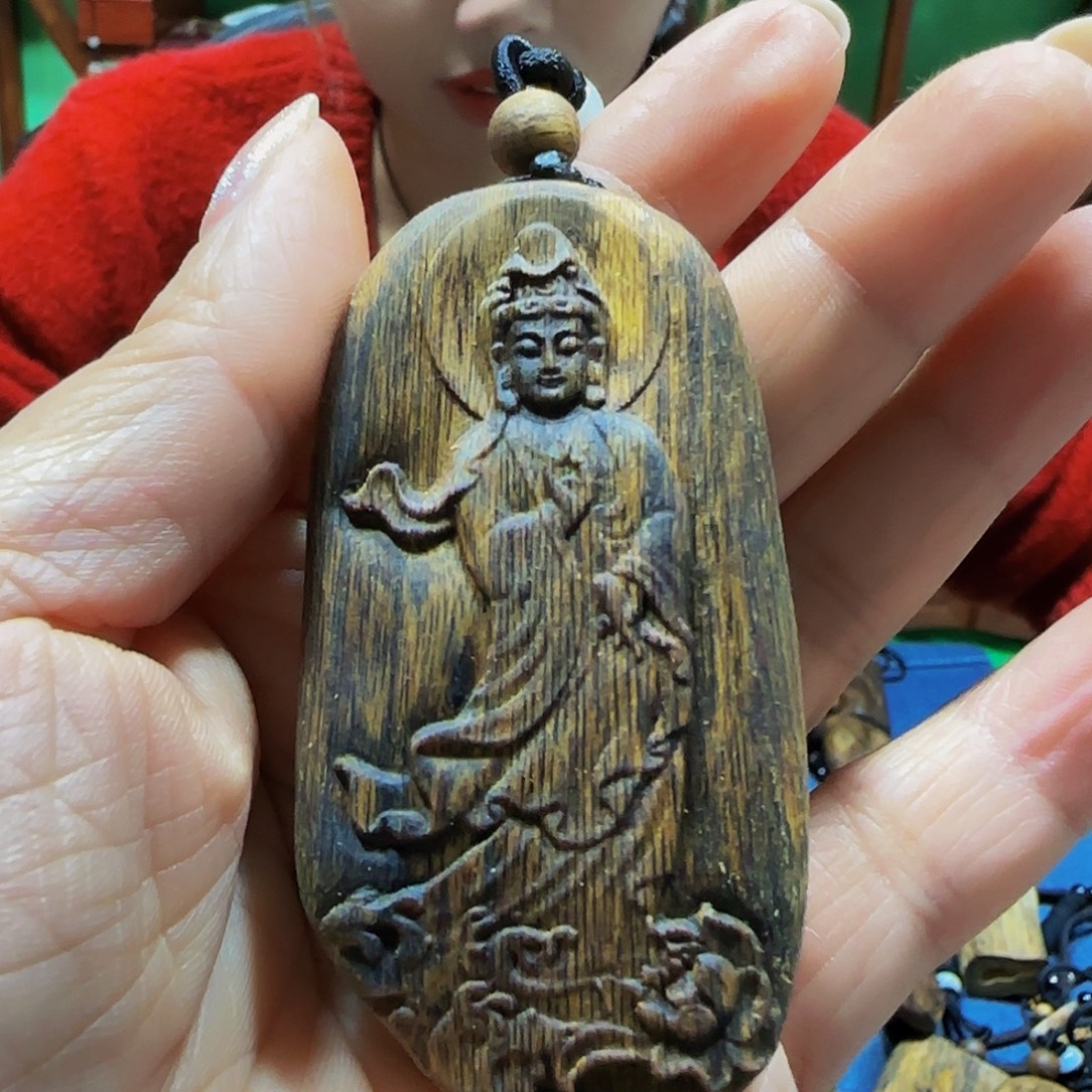 沉香碎屑沉香海南白奇乌身虫漏老料观音带绳17克