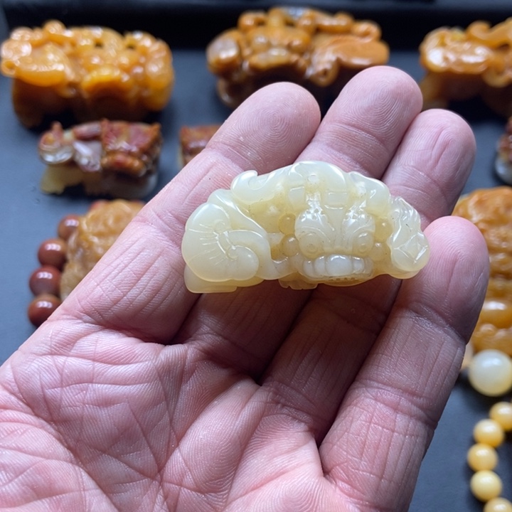 石英质玉（黄龙玉）未镶嵌颈饰