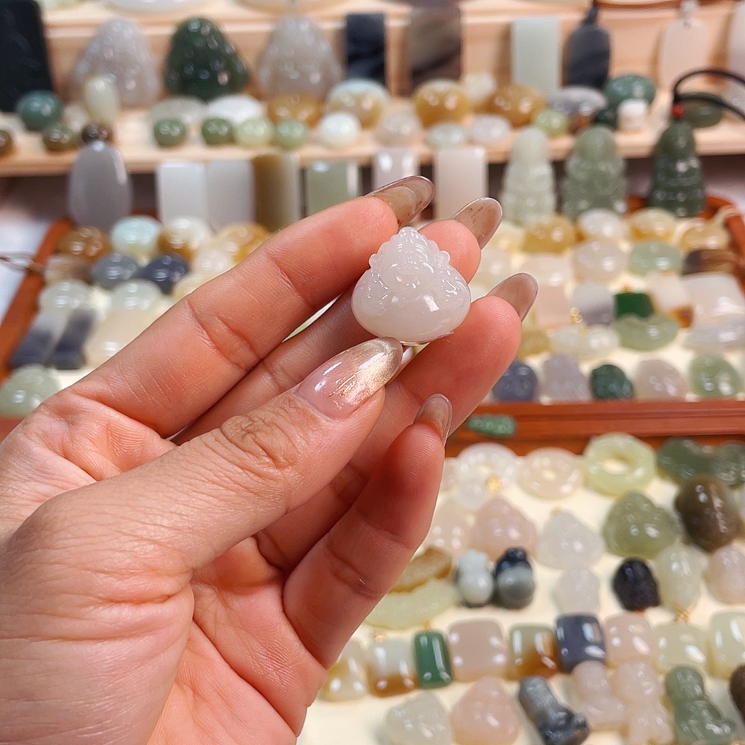 和田玉未镶嵌吊坠(赠链)