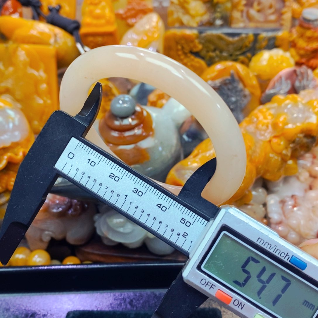 未镶嵌石英质玉（黄龙玉）颈饰