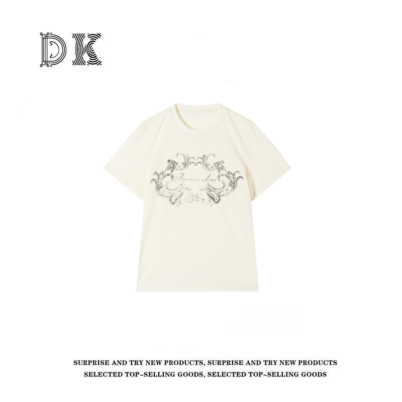 DK 2025 夏季女装杏色复古印花字母圆领短袖T恤 61350