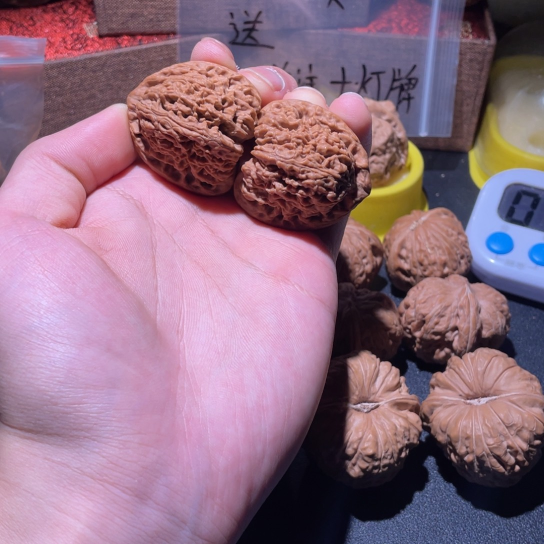 文玩核桃吊坠红皮三角疆