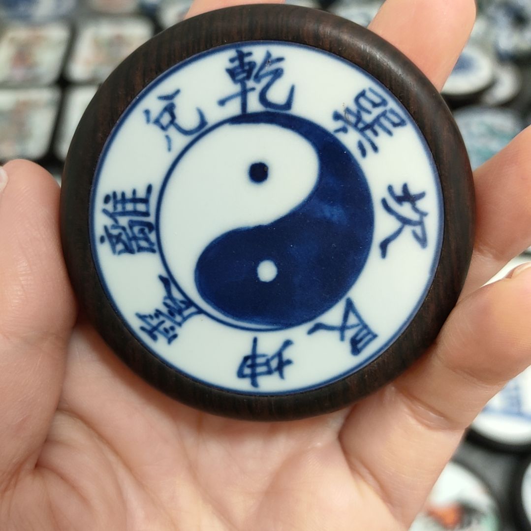 瓷片青花八卦挂件一个
