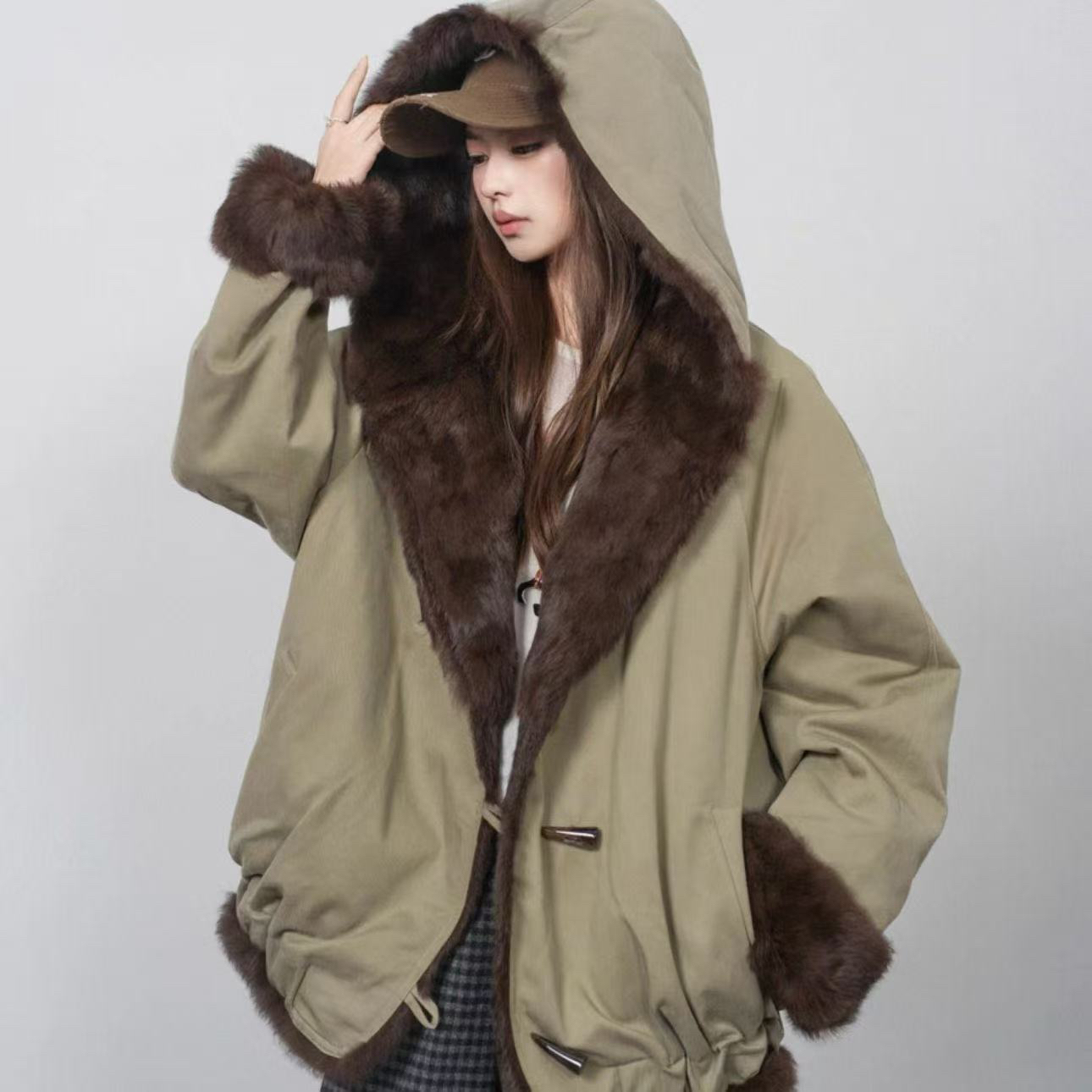 冬季新款双面穿牛角扣连帽兔毛内胆女士保暖百搭派克服