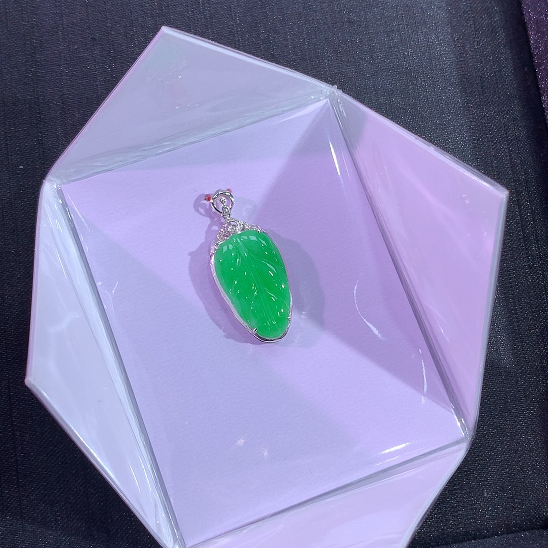 翡翠吊坠(赠链)18K金镶嵌