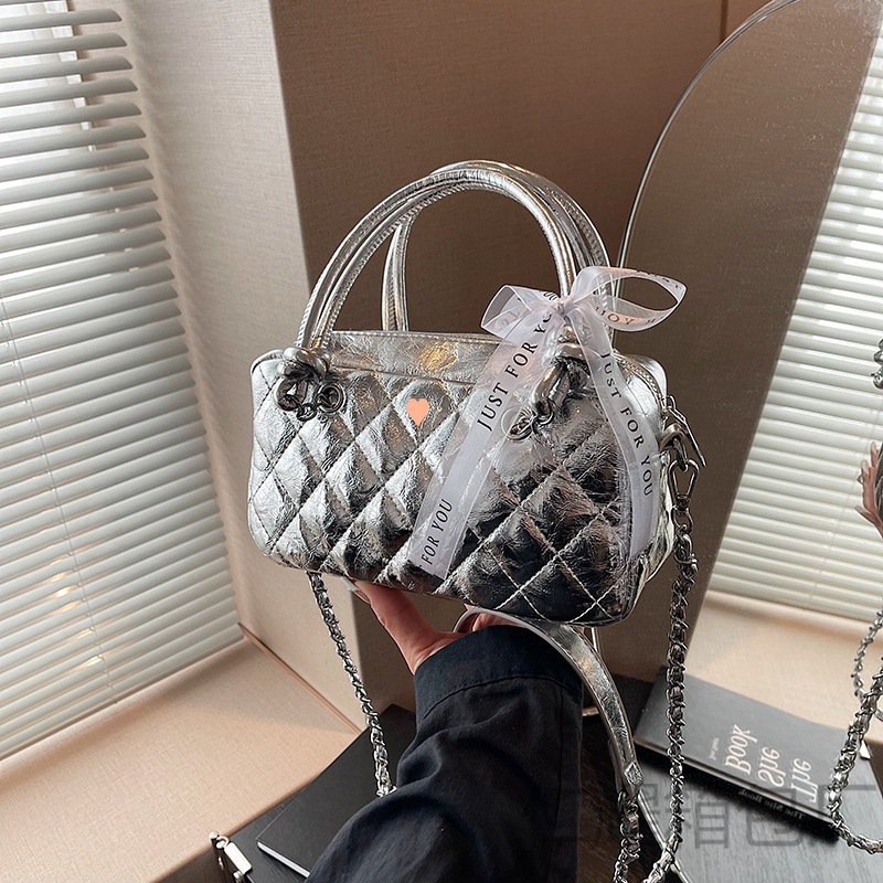 亮面链条菱格小方包女新款潮百搭手提单肩斜挎包黑色银色PU材质中