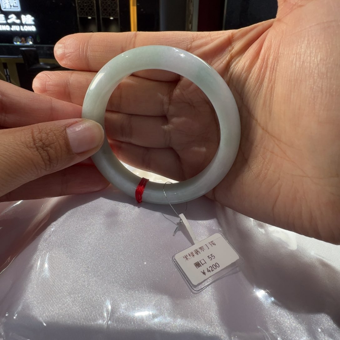 翡翠手镯未镶嵌果绿