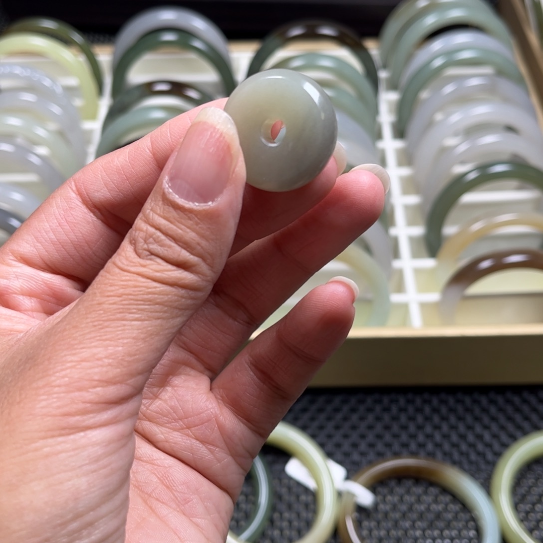 和田玉未镶嵌吊坠(赠链)