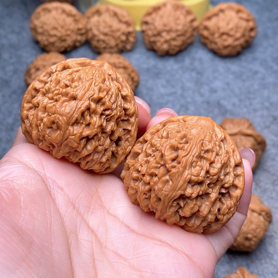 文玩核桃把件精品红皮南疆石44