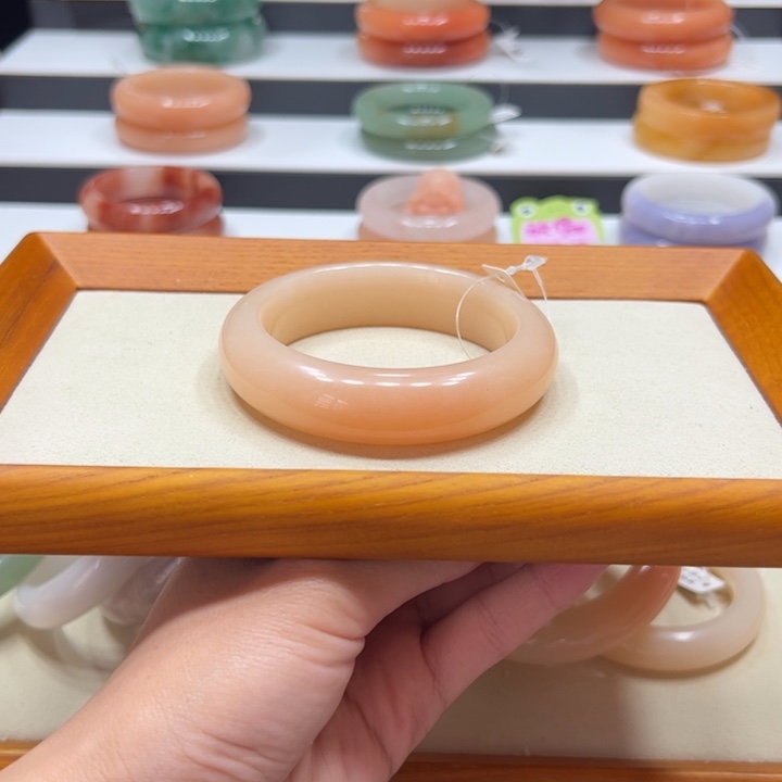 爱***露石英质玉（非洲翠）手镯未镶嵌