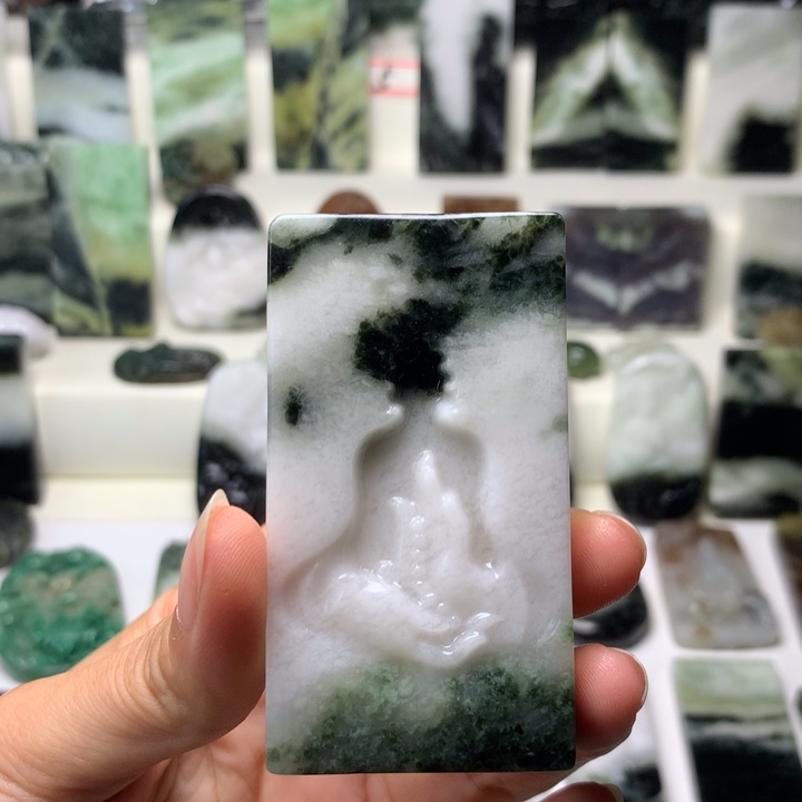 双***虹独山玉未镶嵌颈饰