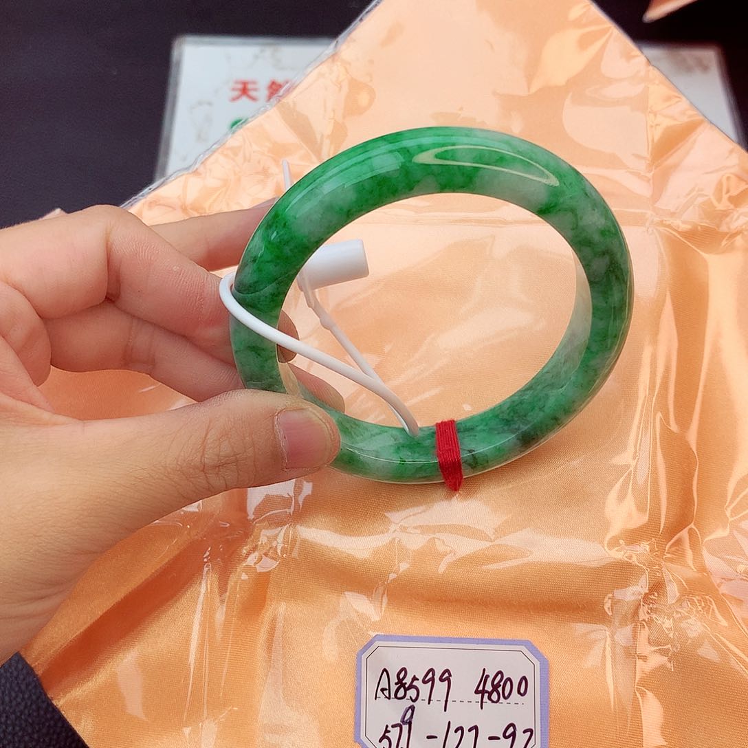 翡翠手镯未镶嵌翡翠